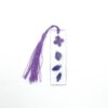 Petit marque page transparent et avec ses fleurs violettes et son pompon